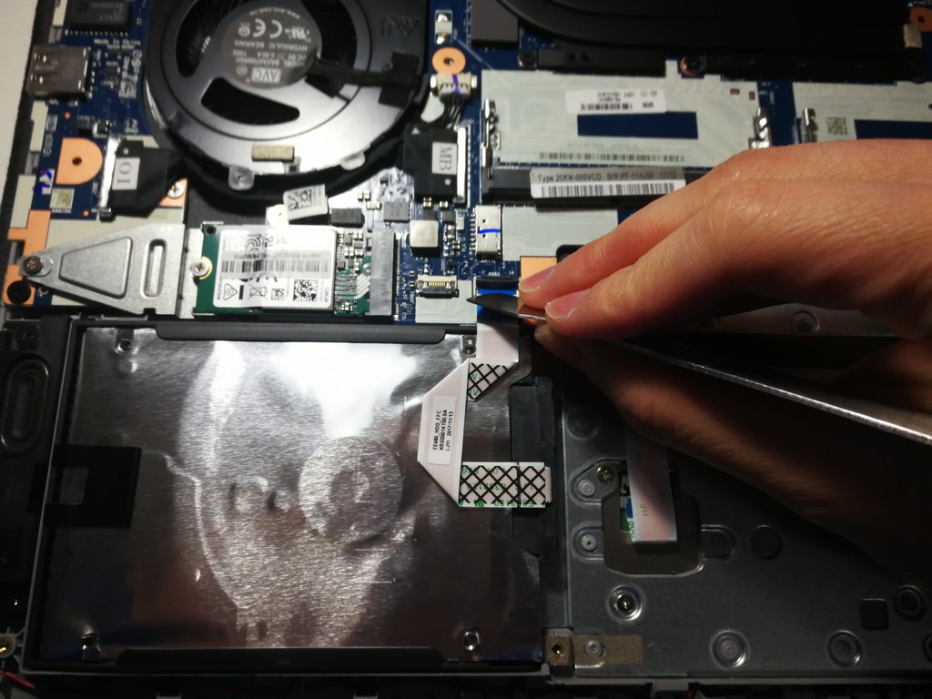 联想e480拆机图解,e480拆机教程图解 5"硬盘位,e480上边的这个硬盘位是通过一根排线与主板连接