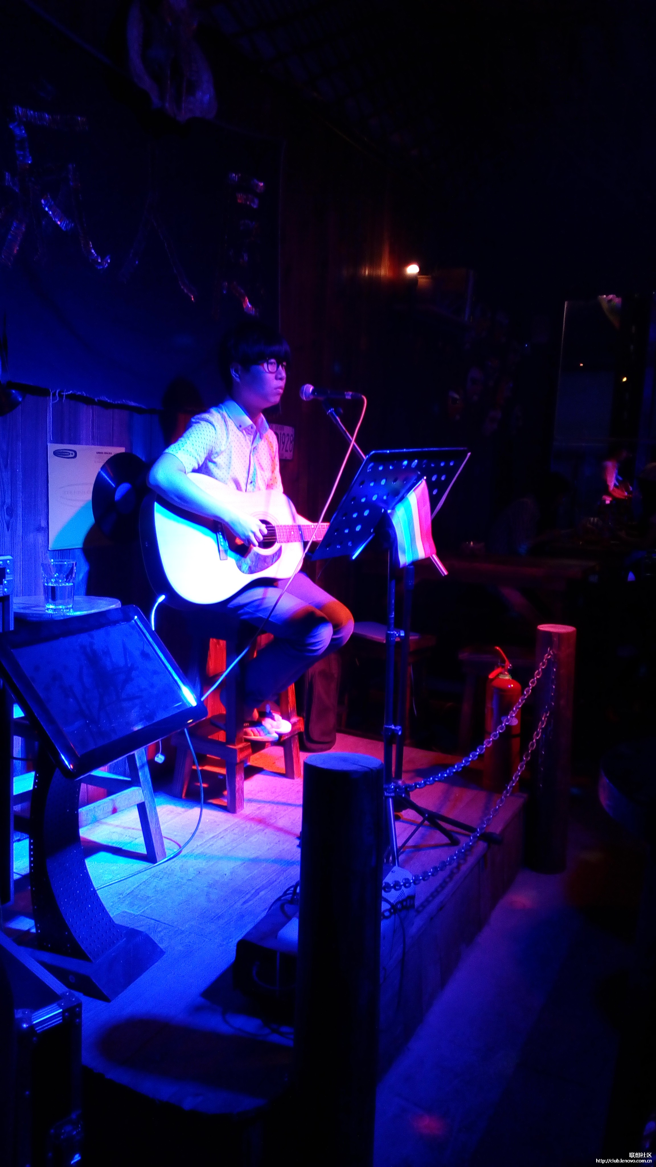 酒吧歌手,依然是暗光条件下,只有人物身上有亮光依旧很好看