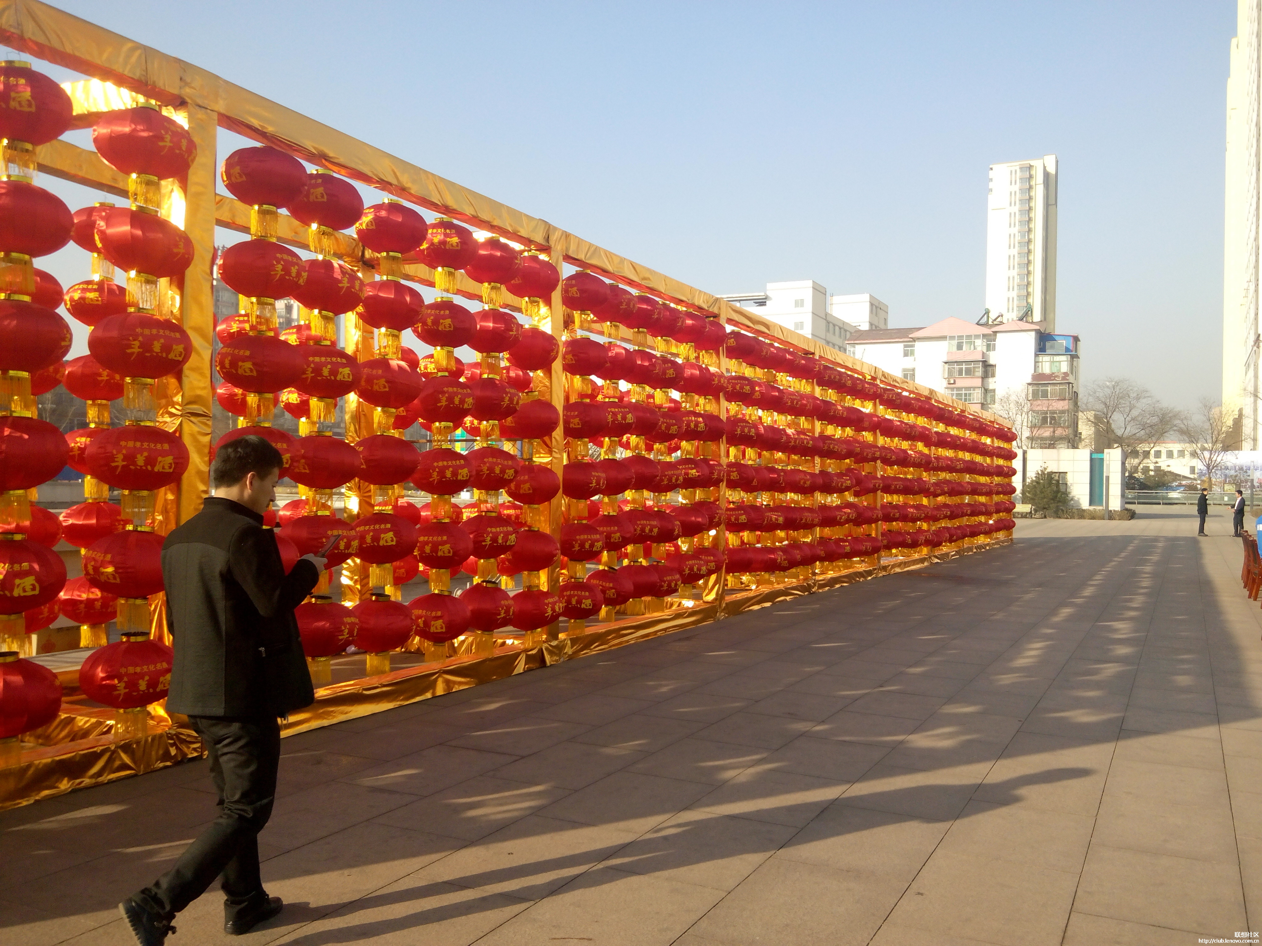 灯笼墙,大概有80米吧,搭这个花了一天时间,很漂亮