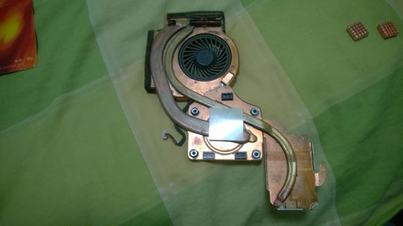 第二步:风扇上油!用注射器对风扇转轴部位滴入少量的风扇油