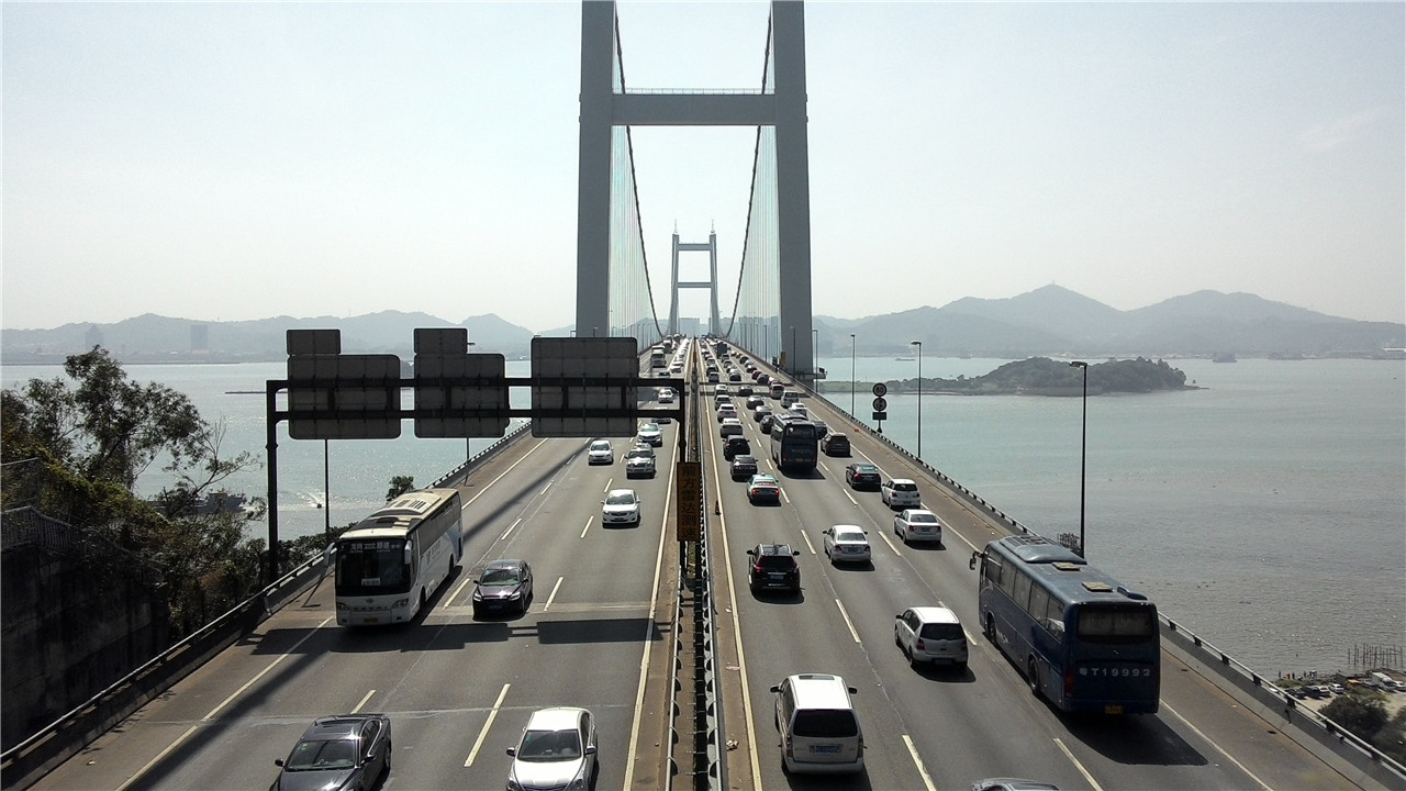 京港澳高速,广深沿江高速,广东沿海高速,穿镇而过.