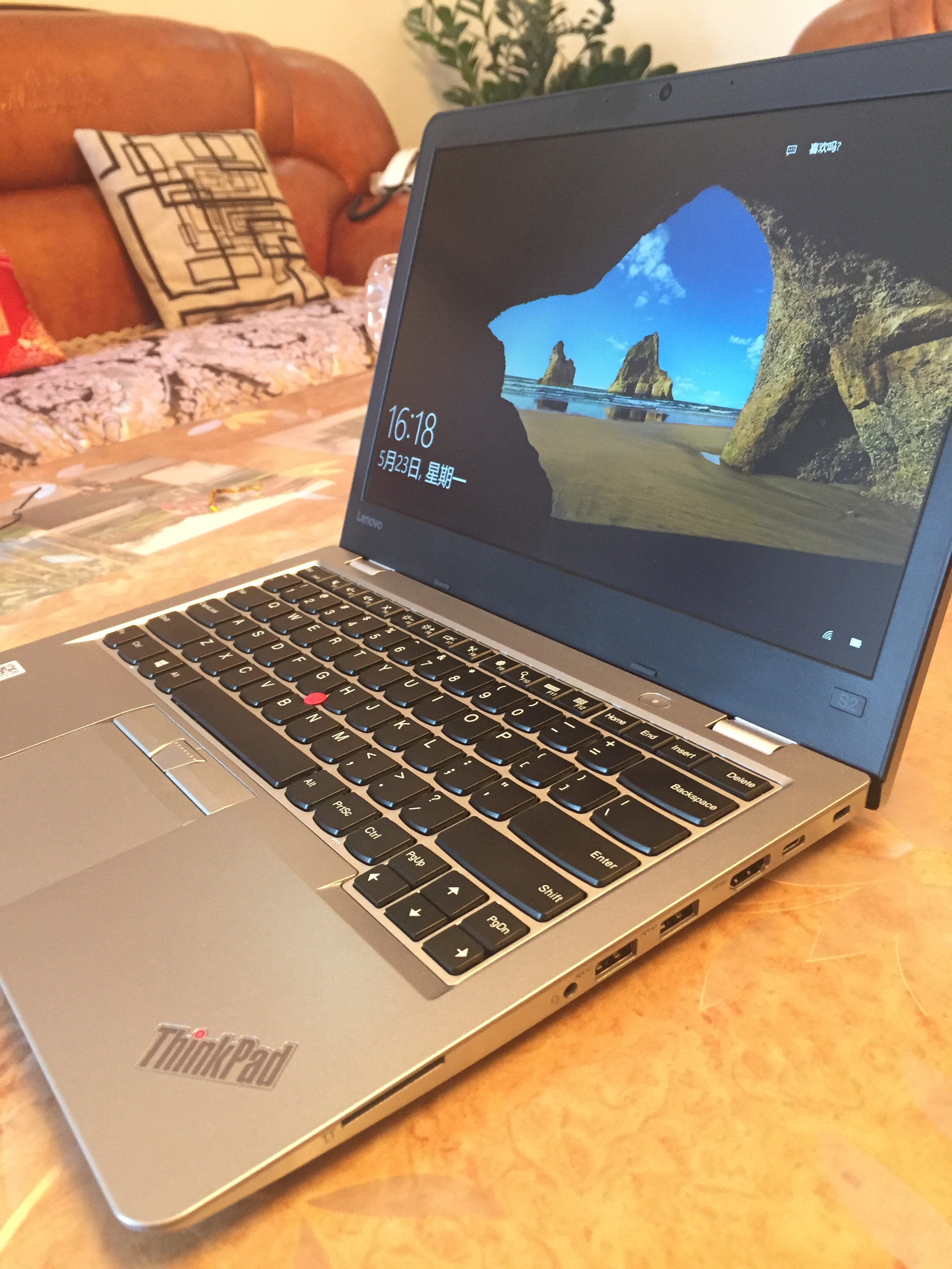 作为超极本,机身旁边的各种接口也贼多,内存卡,3个usb口,hdmi都有