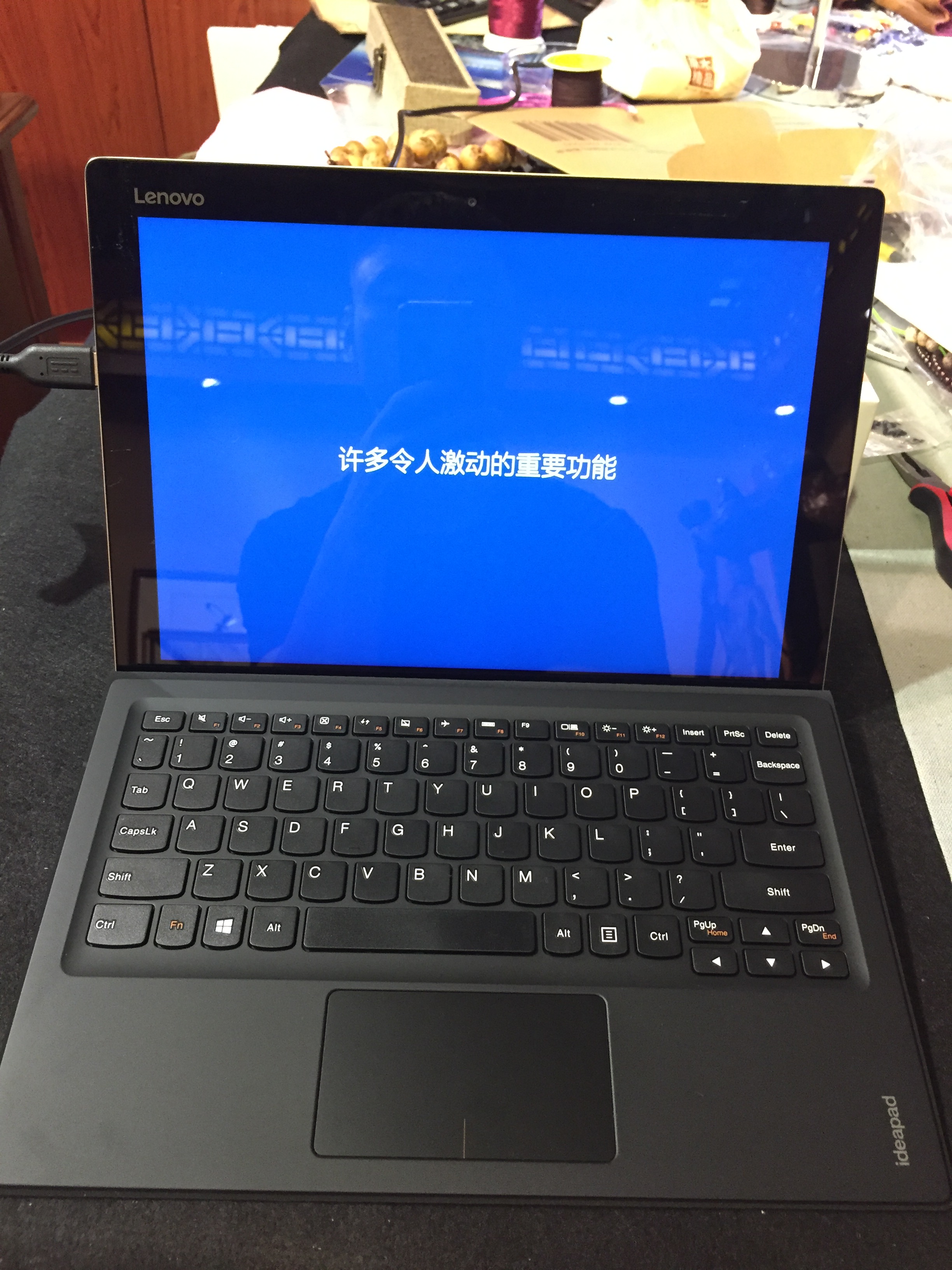 一,外观篇: 1,面板工艺:作为一台二合一平板笔记本产品,联想miix4平板