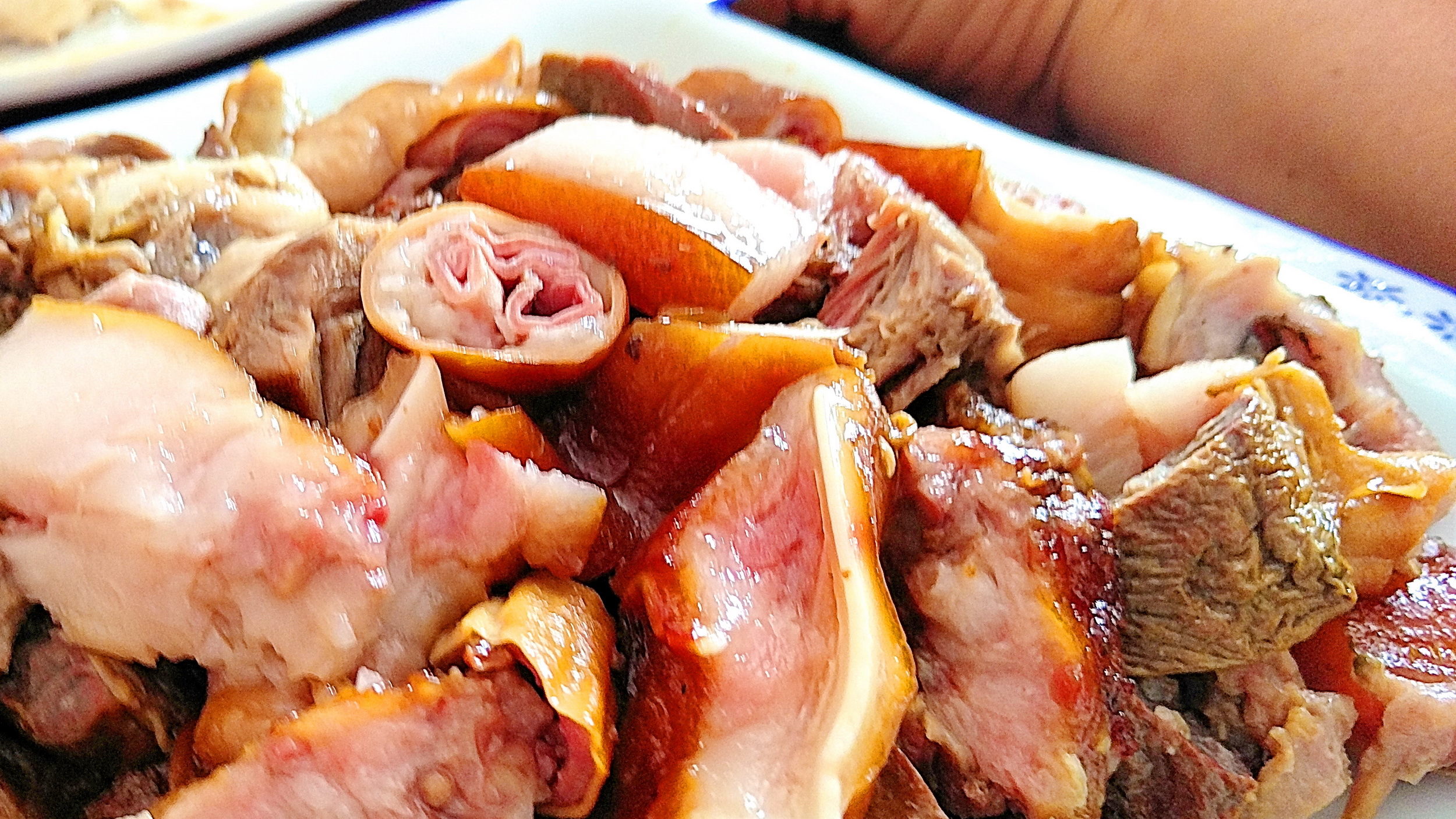 很有家乡风味的烧肉,制作时要用到红糖,小时候看见父亲做过.