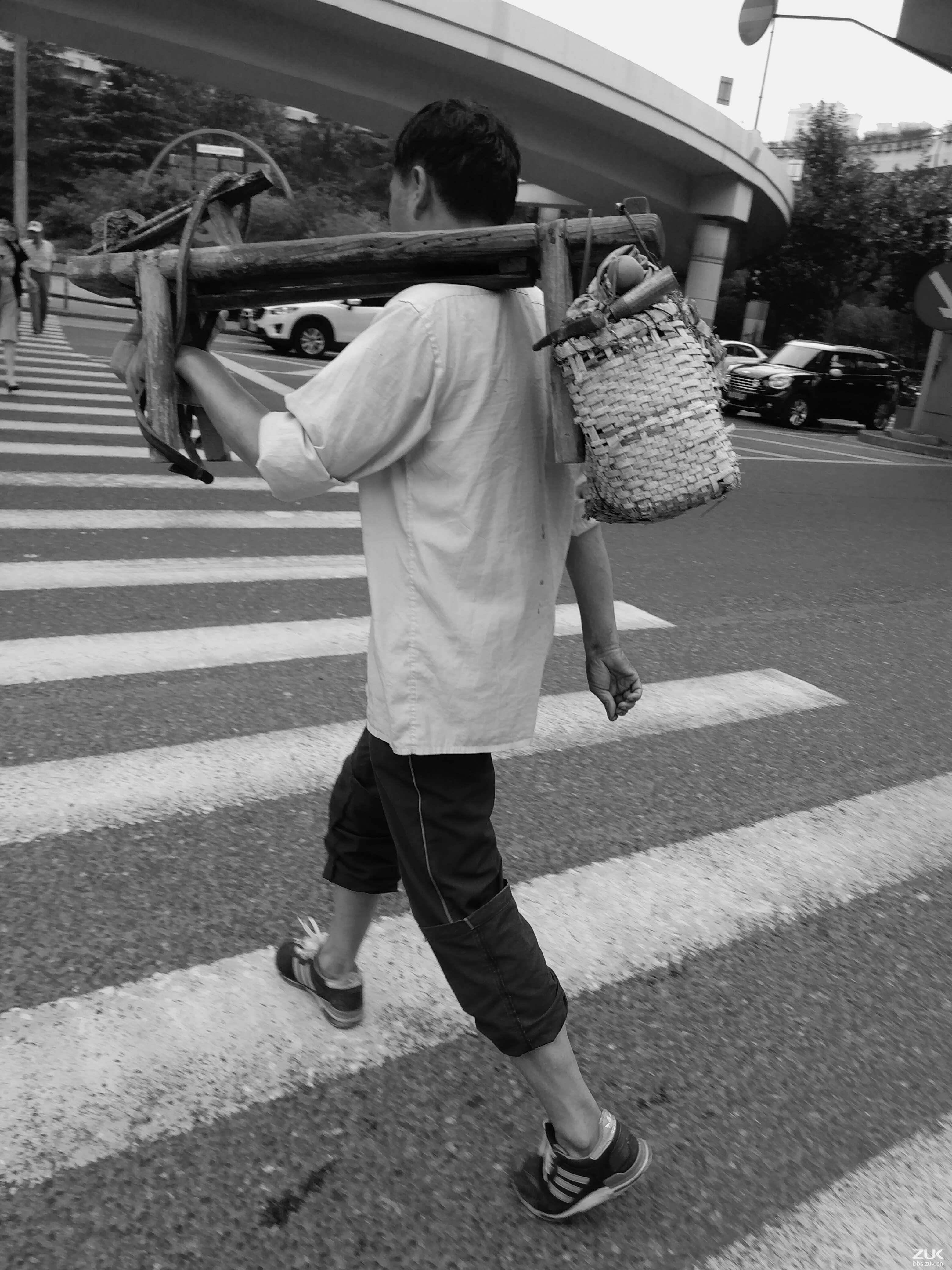 徐汇宜家附近抓拍到的路人,如今抬扁担在上海已不多见
