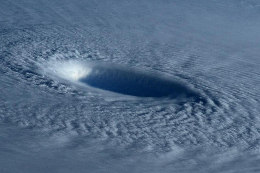 【空间站宇航员拍到"台风眼":犹如巨大黑洞】-【联想杂谈】论坛