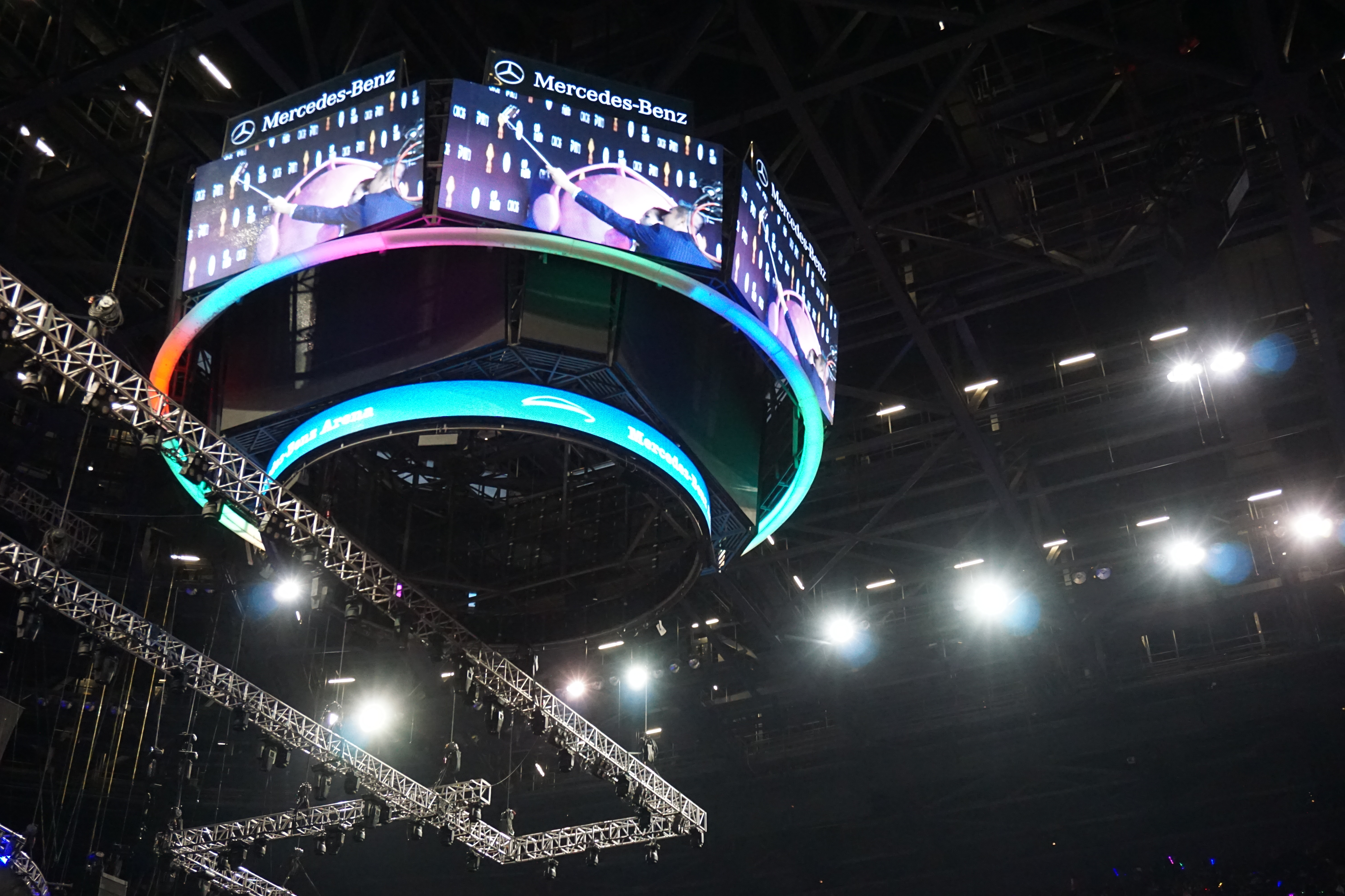 山顶的朋友只能看这个大屏幕了