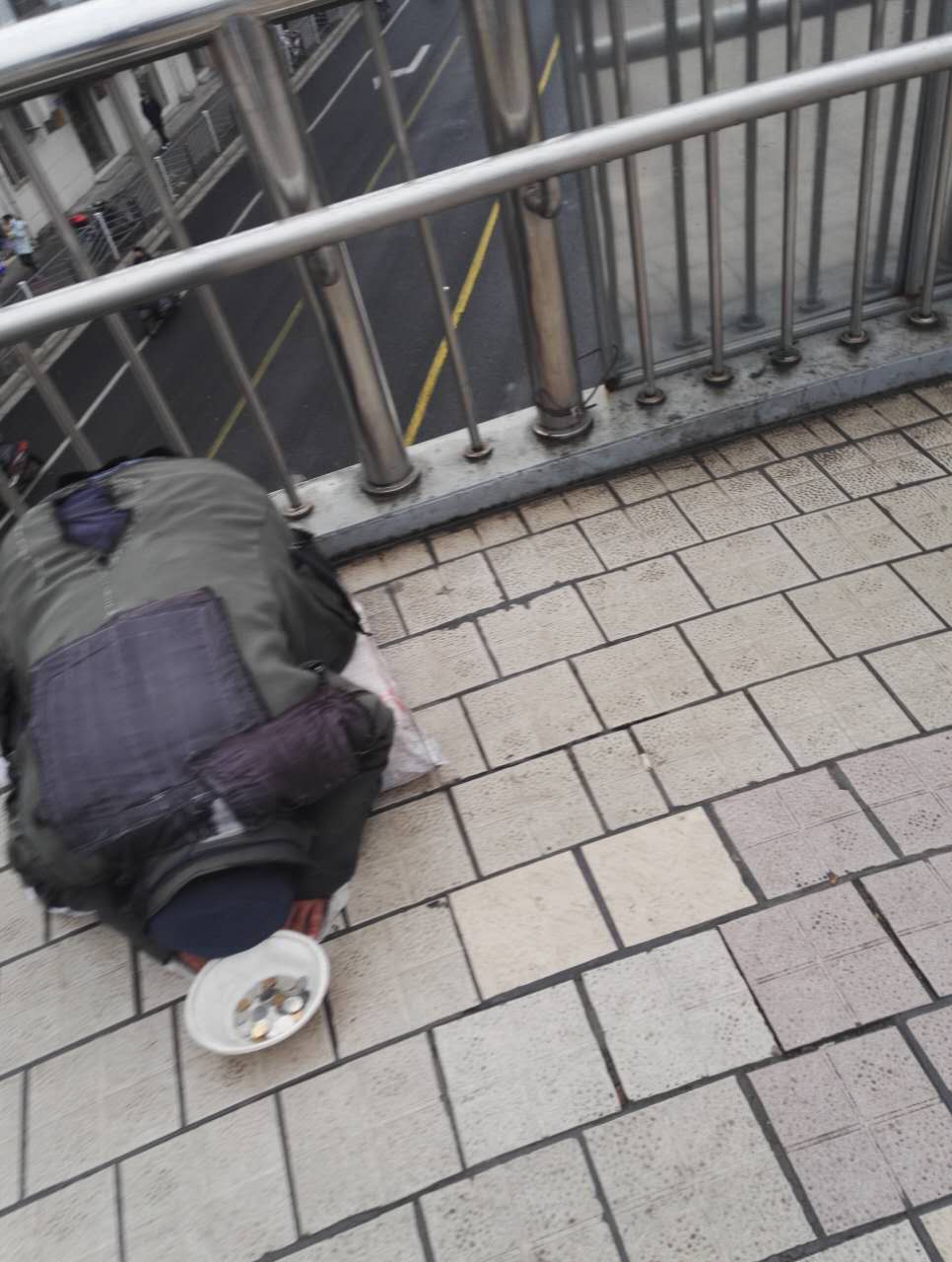 每次都要走这条路,看着这么凄惨的样子,不给钱又于心不忍,给了又怕是