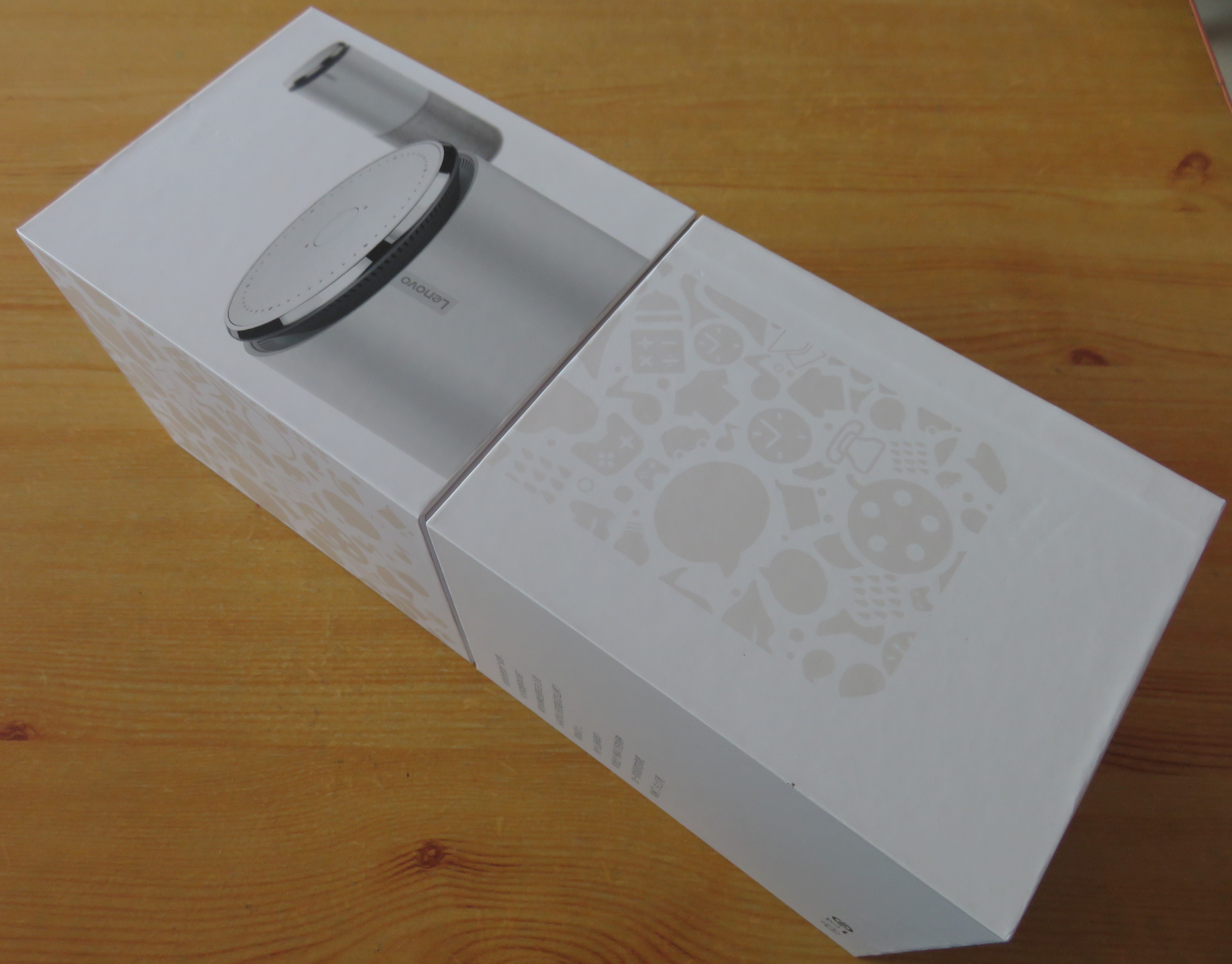 开箱: 没想到,包装盒是这么大.盒子上印有音箱的外观 语音口令,很简洁