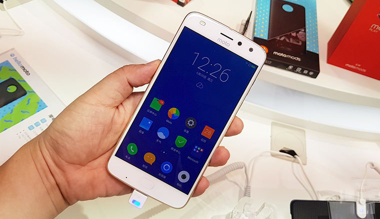 「模块化」新机moto z2 play-mwcs 2017抢先动手玩