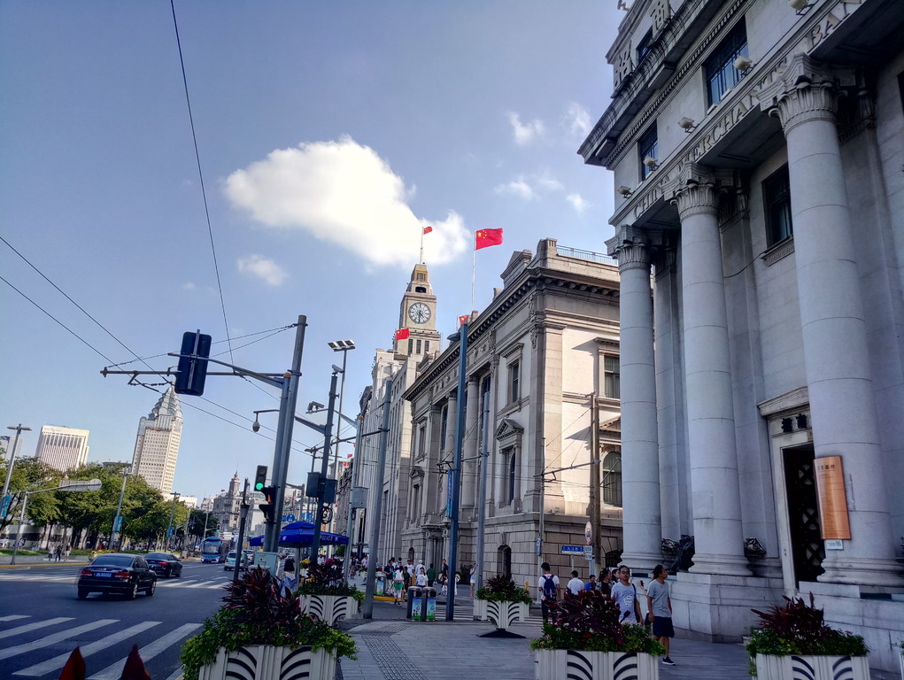 南京東路地鐵站下車,步行至外灘風景區.