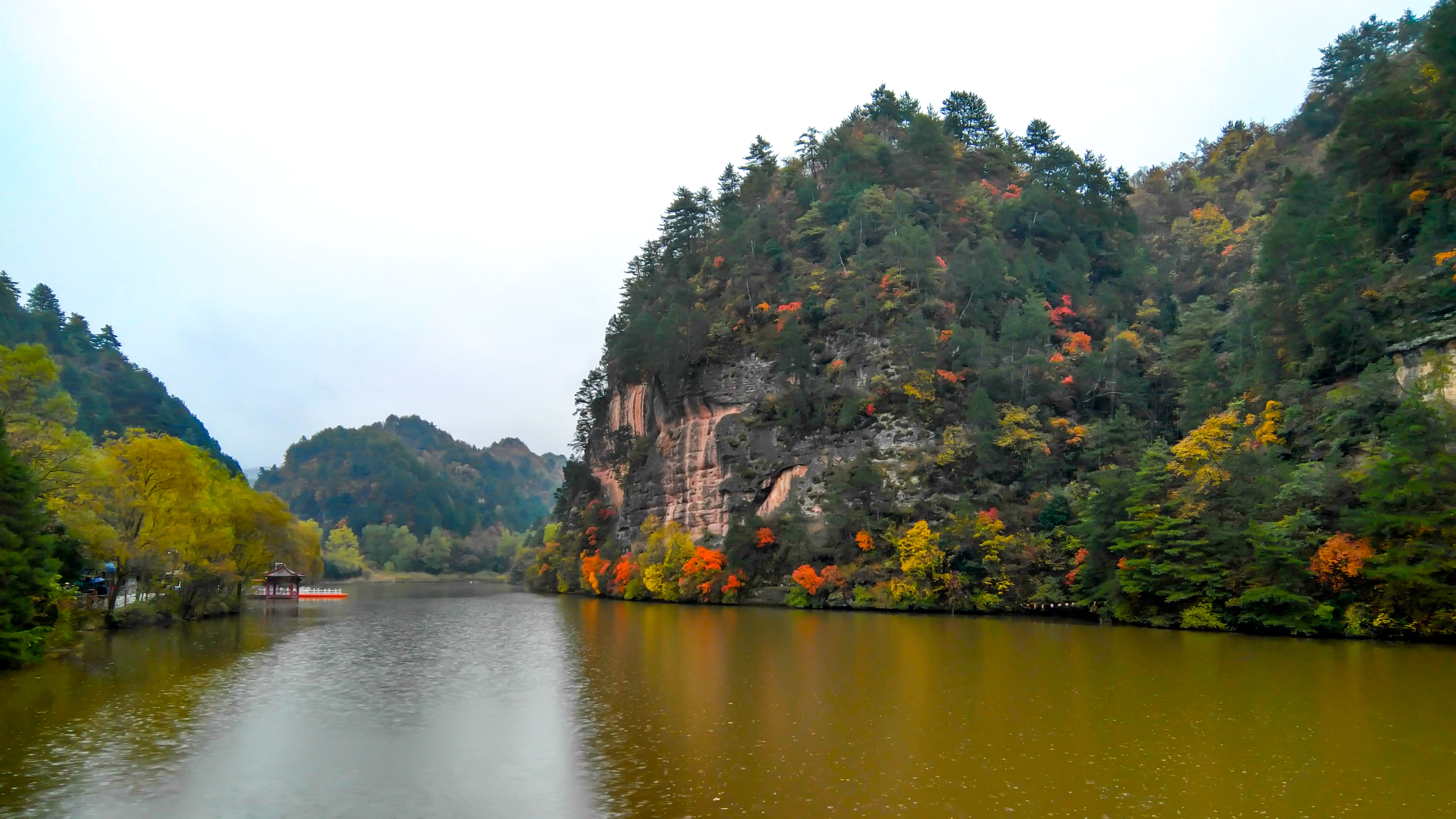 仙人崖地势险要,群峰峦嶂,万仞,松桧成林,鸟语花香.