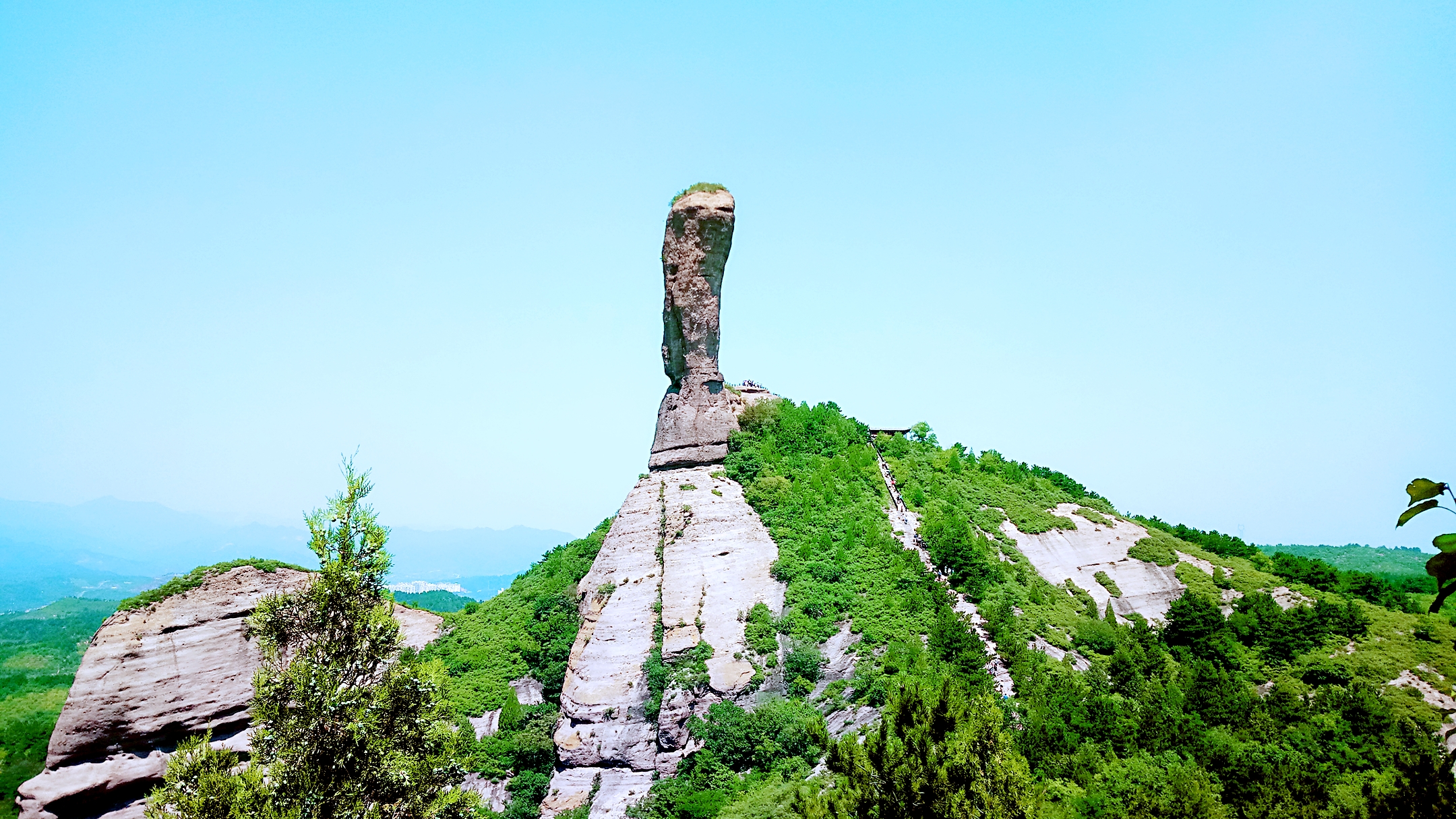 我和她常常出去爬山游玩,依旧清晰记得那次我们一起攀爬游览"棒槌