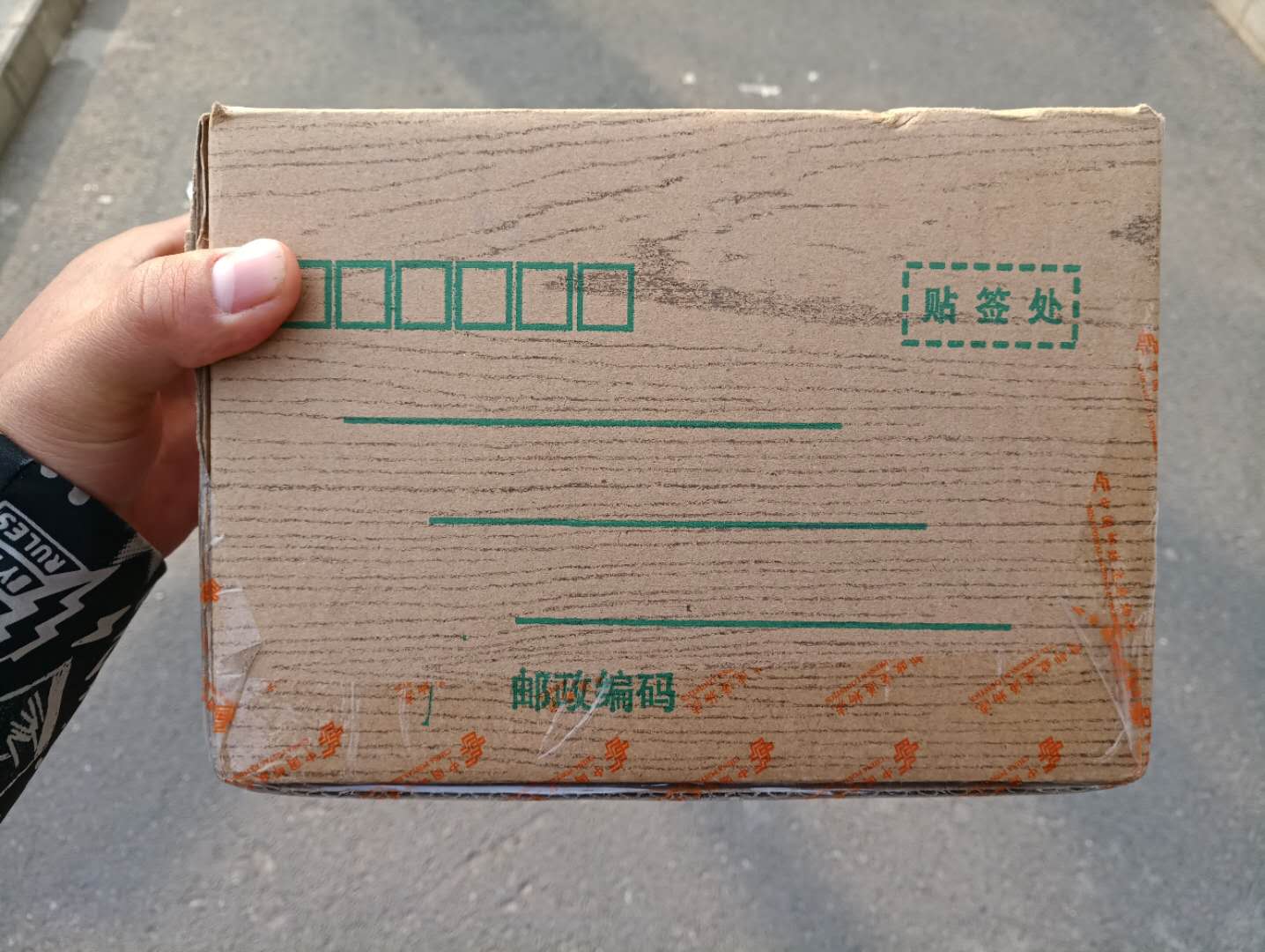 打开快递盒,很整齐