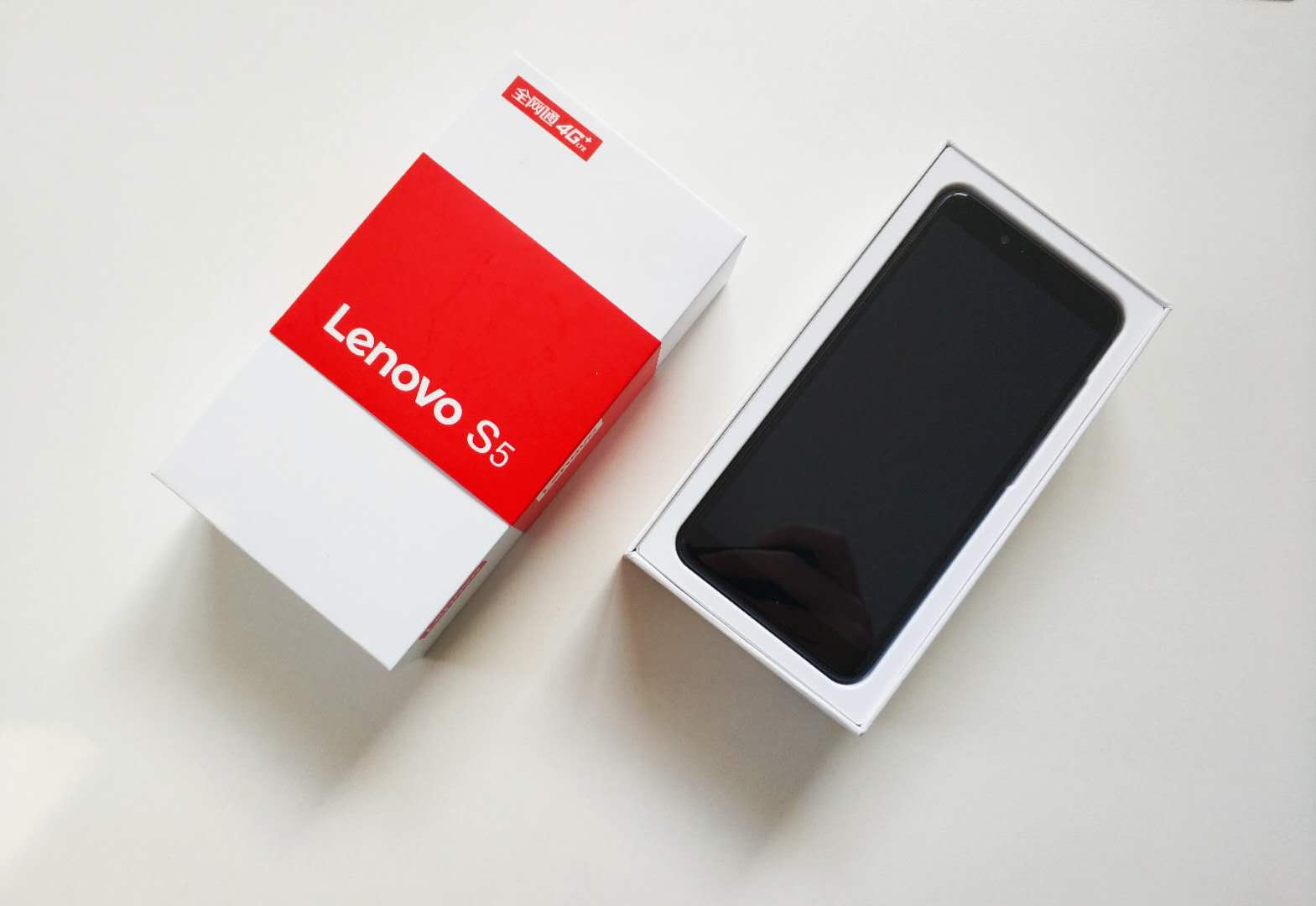 打开包装后则看到的是联想手机,当然还有保护袋,保护膜保护,此处