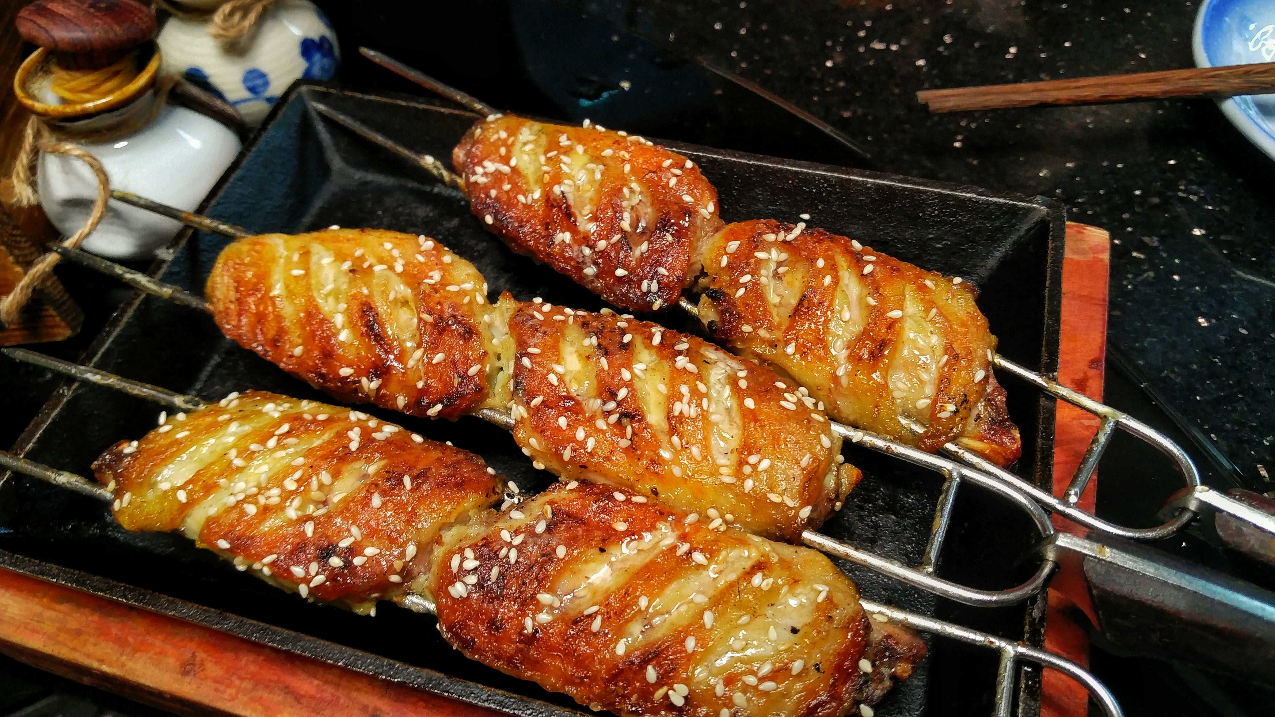 鸡翅的意义在于酱料芥末,麻辣,蜂蜜,各有不同,鸡翅皮烤的微微焦