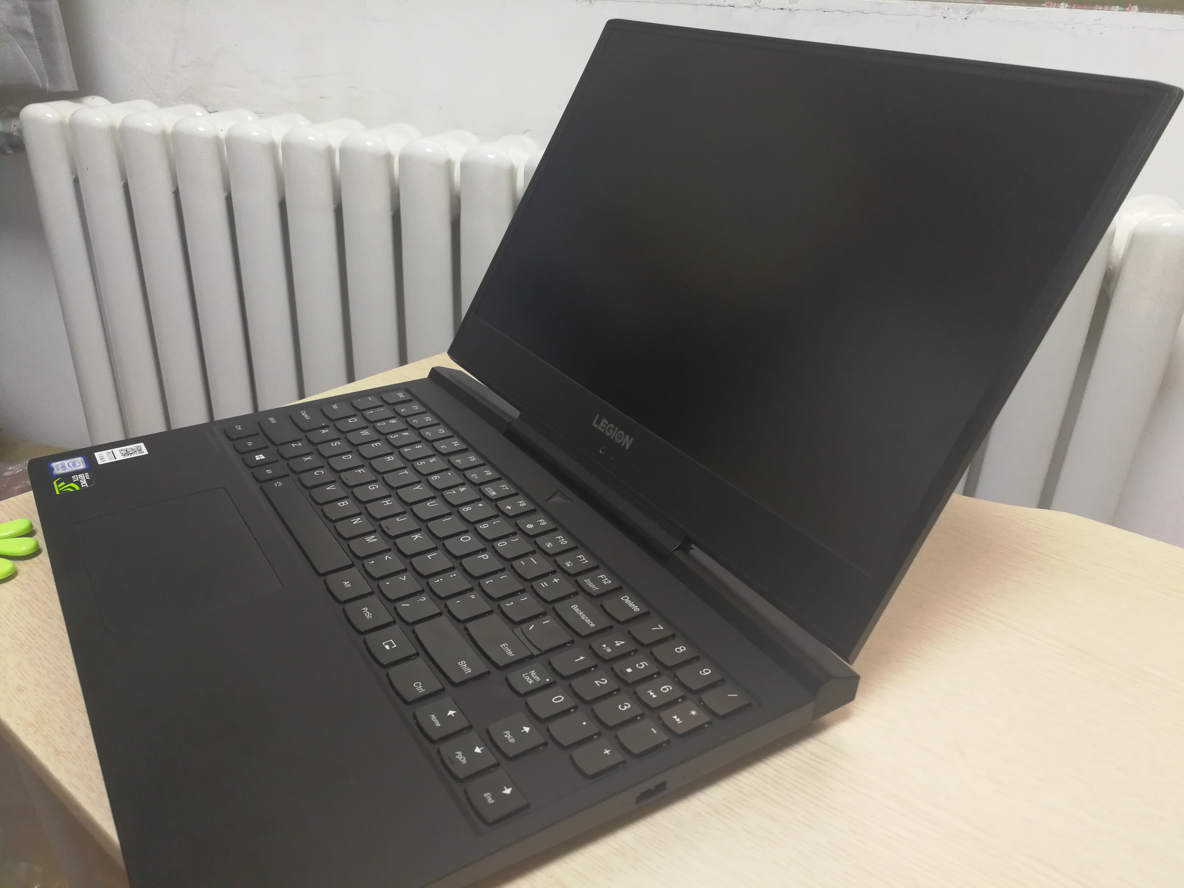 屏幕下侧空出来,像thinkpad的风格,以前thinkpad下边好像是音响,也挺